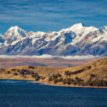 Gezeigt wird ein schneebedecktes Bergmassiv vom Titicacasee aus aufgenommen. Die Aufnahmen entstanden in großer Höhe und sollen die Sinnhaftigkeit einer höhenmedizinischen Beratung und Untersuchung untermauern.