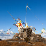 Buddhistische Gebetsfernen auf einem Werk des Himalaya massivs.