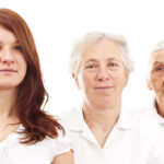 Gezeigt werden Porträts von 3 Frauen unterschiedlichen Alters. Links eine junge Frau in den Zwanzigern Dann eine Frau im Bereich der 50er und rechts eine Frau oberhalb des 70 Lebensjahres,