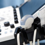 Detailbild eines hochmodernen Ultraschallgeräts mit verschiedenen Sonden.