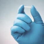 Das Bild zeigt ein Hormonimplantat zur subkutanen Anwendung durch den Arzt im Rahmen der Verhütung.