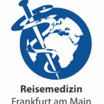 Symbolbild einer Weltkugel mit Aeskulapstab in blauer Farbe, darunter die Worte Reisemedizin Frankfurt am Main.