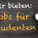 Das Bild zeigt eine Schiefer Tafel mit der Aufschrift Wir bieten: Jobs für Studenten - Damit soll gezeigt werden dass wir Jobs für Studenten anbieten und uns über Bewerbungen freuen