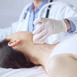 Jetzt reicht wird im Detail ein Ausschnitt des Halses während der Ultraschalluntersuchung. Hierbei ist die Halswehne gut zu erkennen. Der Arzt verwendet eine sogenannte Linearsonde.