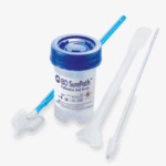 kleines Plastikgefäß mit blauem Deckel und nebendran Bürsten für Abstrich für zytologische Krebsvorsorgeabstriche