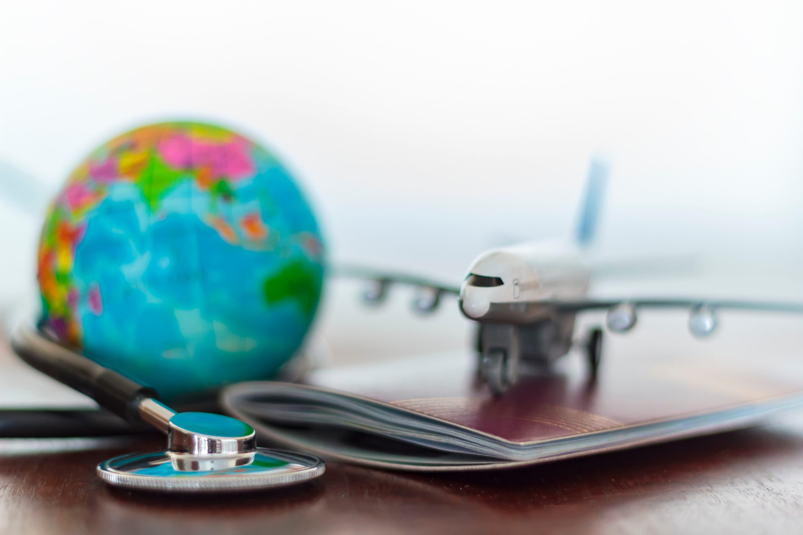 Auf einem Tisch befinden ein Stethoskop, Reisepass, ein Spielflugzeug und ein Globus, Hinweis für Gesundheit und Reiseversicherung Reisemedizin Frankfurt am Main<br />
Auf einem Tisch befinden ein Stethoskop, Reisepass, ein Spielflugzeug und ein Globus, Hinweis für Gesundheit und Reiseversicherung