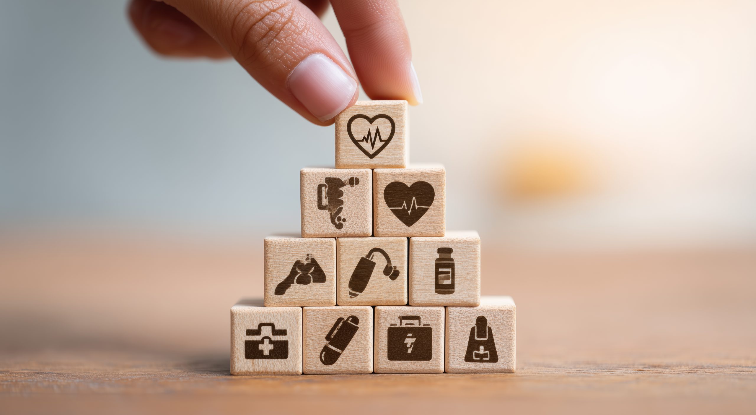 Würfel mit Symbolen, die die Tätigkeiten der Allgemeinmedizin, z.B. EKG beschreiben