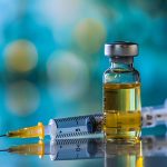 Spritzen und Fläschchen mit Flüssigkeit